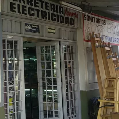 Entrada y exhibición de Ferretería Roberto