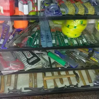 Productos y herramientas exhibidos en el mostrador